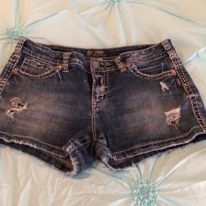 Silver Jeans Aiko Midi Shorts size 33 x 3 inch inseam.